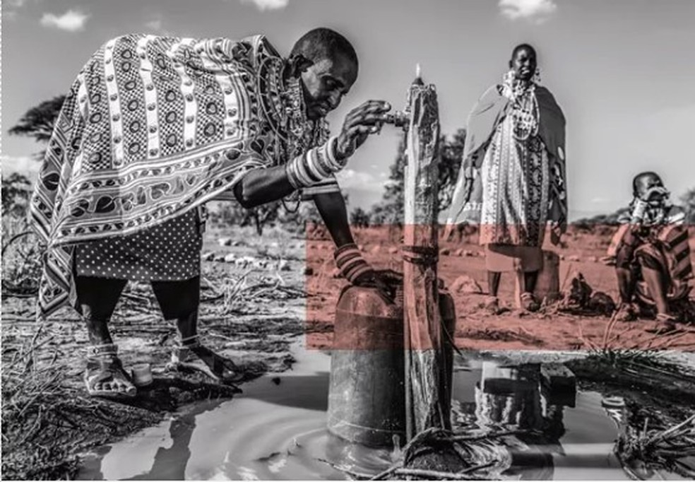 CONTINENTE COM SEDE - Mulheres maasai coletam água no Quênia. Um em cada três africanos enfrenta escassez hídrica — Foto: Getty Images