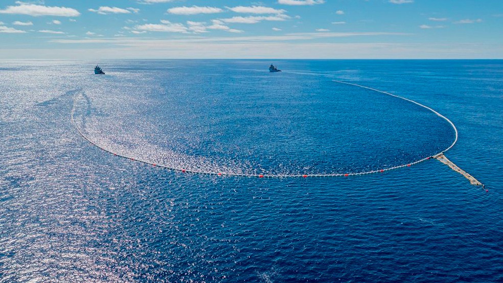 Em ação - O sistema da The Ocean Cleanup almeja limpar 90% do plástico flutuante dos cinco oceanos até 2040 — Foto: Divulgação
