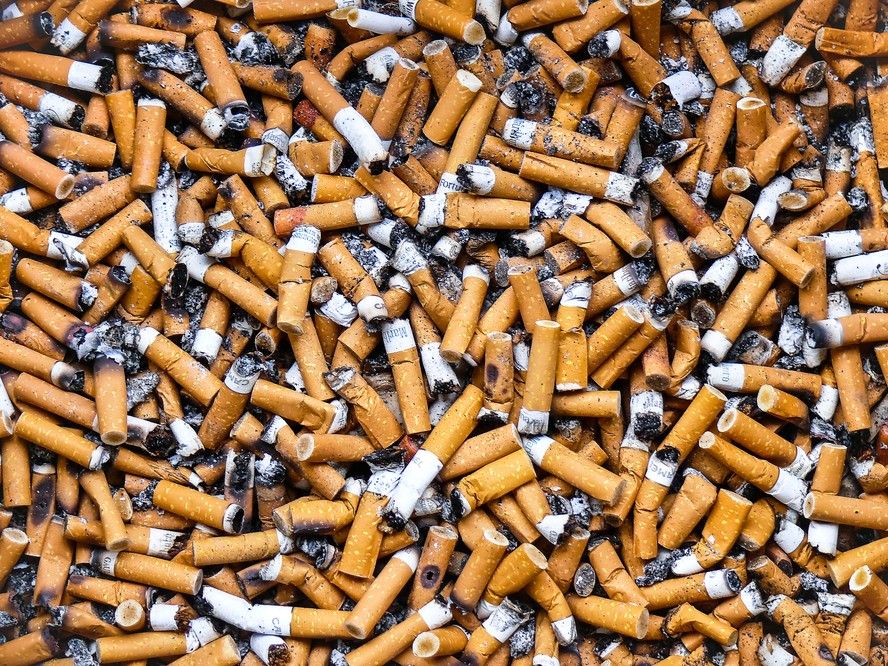 Bitucas de cigarro em cinzeiro público de Courbevoie, na França.