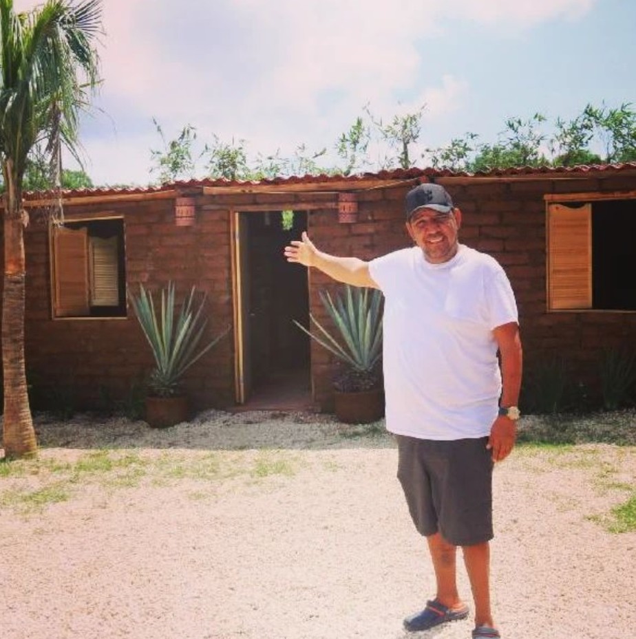 Omar de Jesús Vazquez mostra uma casa construída com o sargablock