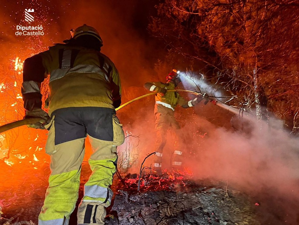 Bombeiros combatem um incêndio florestal perto de Soneja, na província de Castellón, no leste da Espanha, em 6 de julho de 2026. — Foto: Corpo de Bombeiros da Província de Castellón / Divulgação