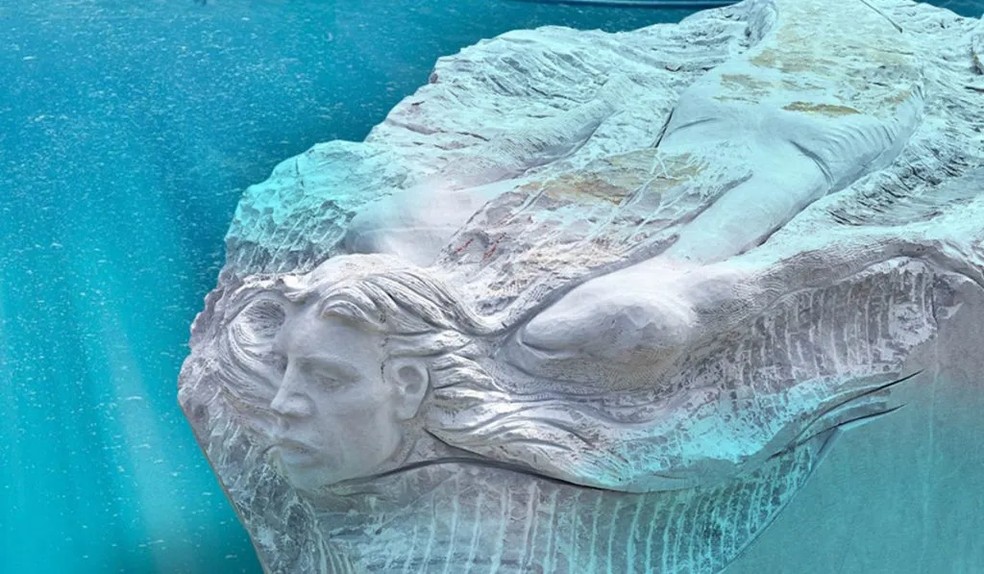 São pesadas esculturas de mármore colocadas no fundo do mar. — Foto: Reprodução