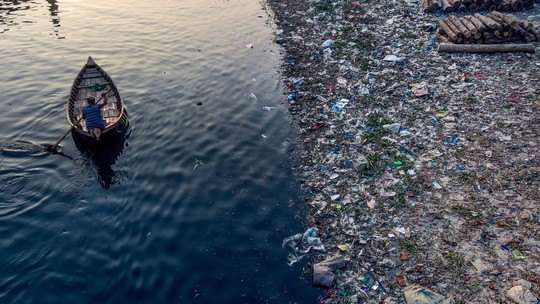 "Ações voluntárias não são suficientes, precisamos de políticas públicas ambiciosas contra a poluição plástica", afirma Thaís Vojvodic, da Fundação Ellen MacArthur