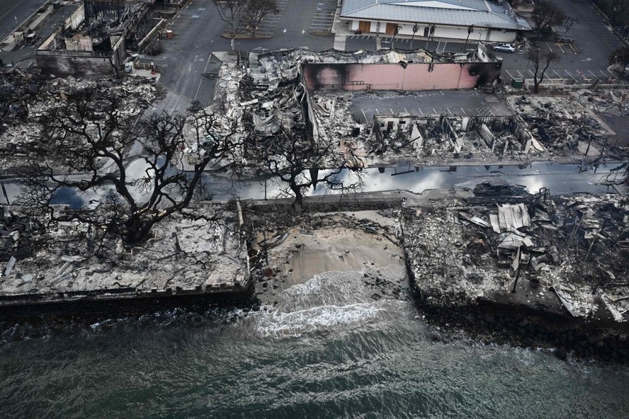Imagem aérea feita em 10 de agosto de 2023 mostra casas e edifícios destruídos à beira-mar em Lahaina após incêndios florestais no oeste de Maui, Havaí