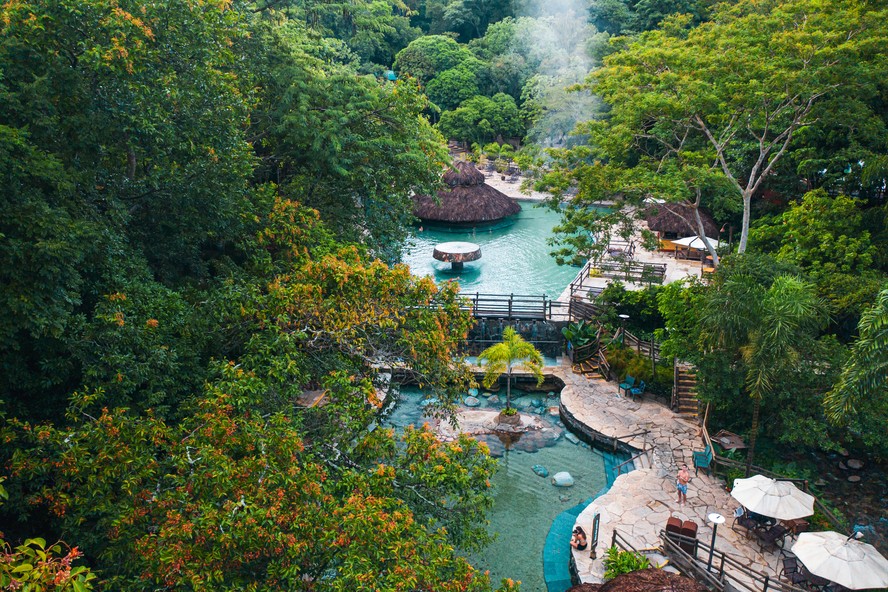 Parque das Fontes, que funciona 24 horas por dia e possui oito piscinas de águas quentes, com duchas e ofurôs naturais, bares molhados e saunas