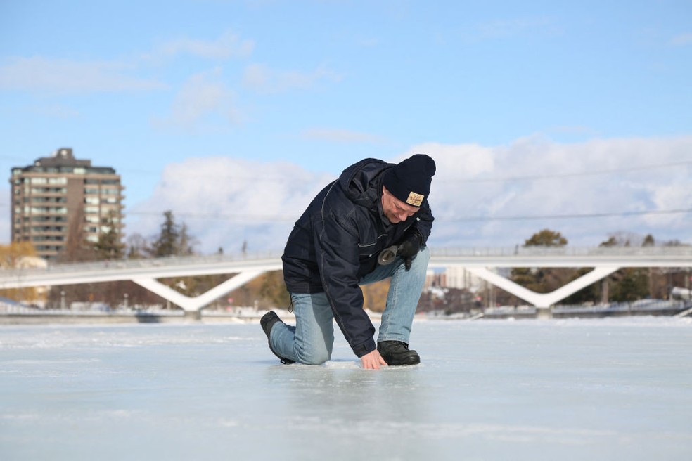 Bruce Devine, gerente sênior de instalações e programas da National Capital Commission, verifica a condição do gelo no Canal Rideau em 8 de fevereiro de 2023 — Foto: Getty Images