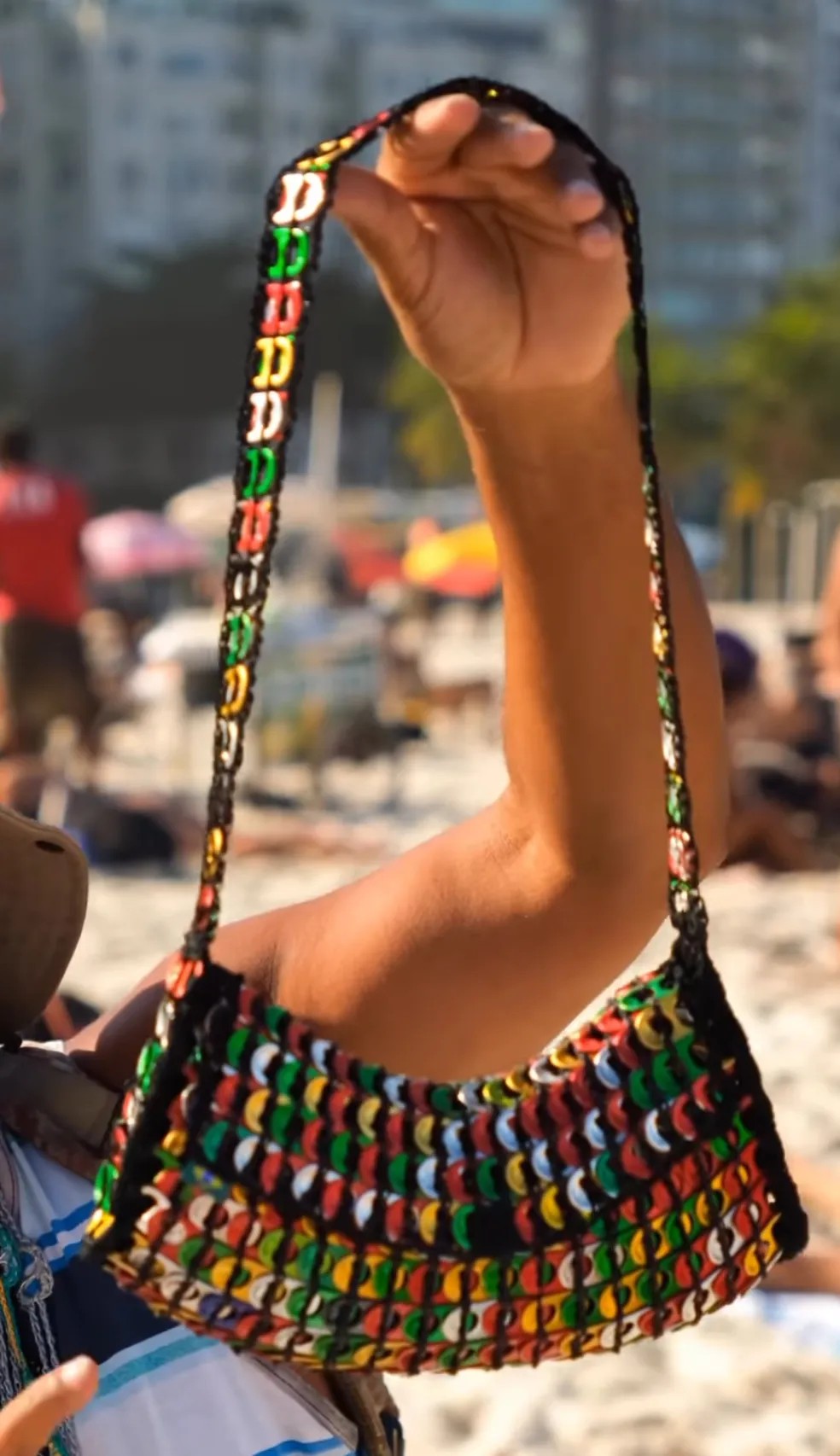 A bolsa canoa colorida custa R$ 125 — Foto: Reprodução/Instagram