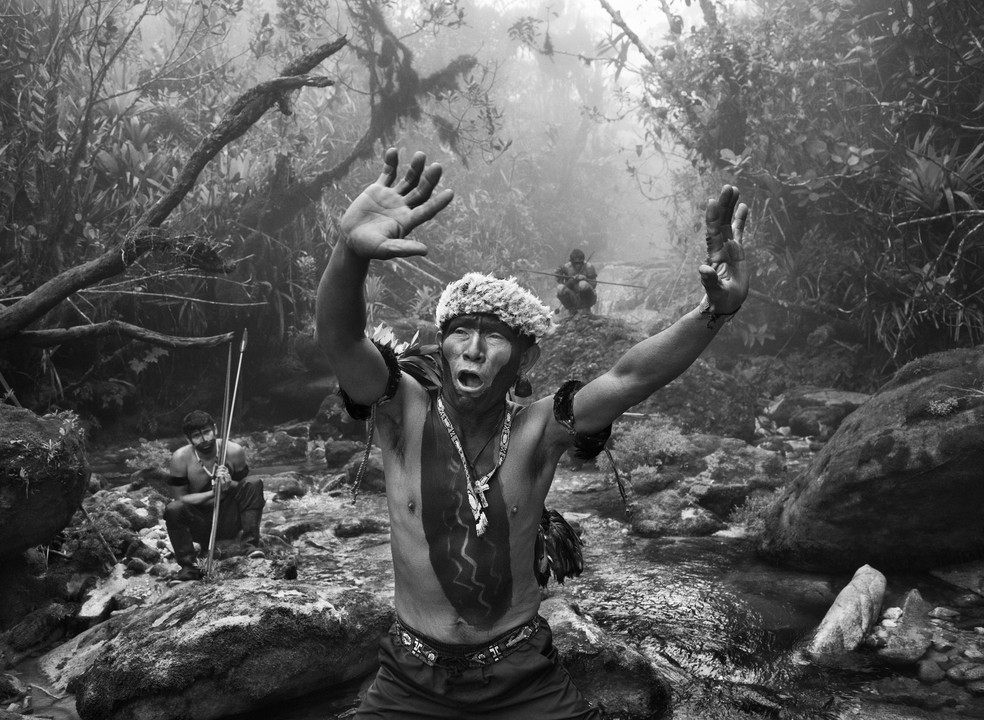 Xamã Ângelo Barcelos (Koparihewe, que significa "Chefe do Canto" ou Voz da Naturez"), da Comunidade de Maturacá. — Foto: Sebastião Salgado/Divulgação