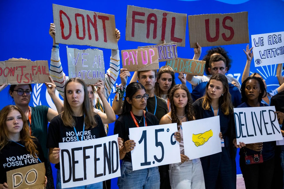 Manifestantes protestam na COP27 pela manutenção da promessa de 1,5ºC — Foto: Christophe Gateau/picture alliance via Getty Images