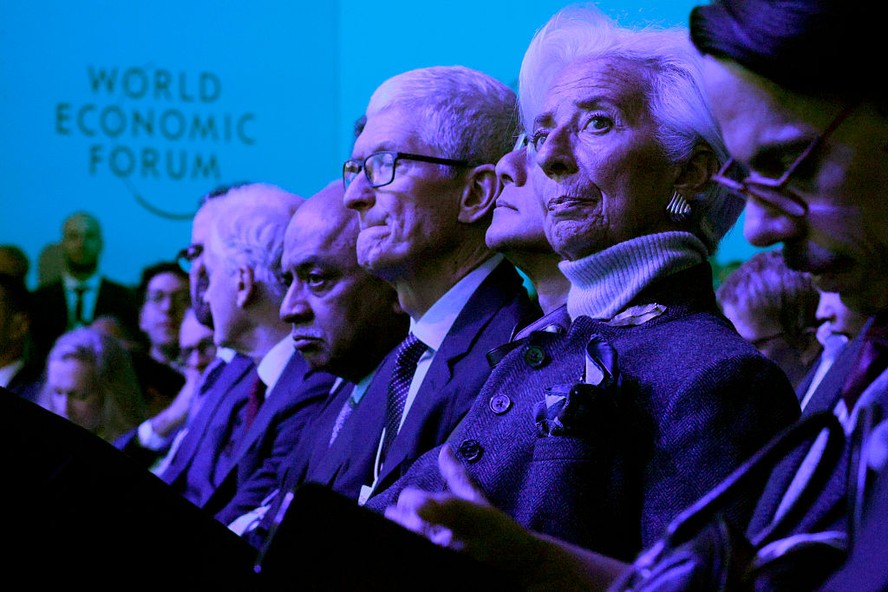 DAVOS, 21 de janeiro: Delegados, entre eles Tim Cook, Jensen Huang e Christine Lagarde, assistem ao discurso do presidente dos EUA, Donald Trump, no Fórum Econômico Mundial, em Davos.