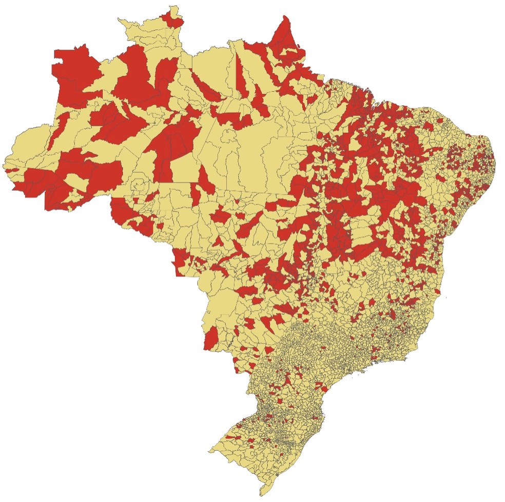 Mapa mostra, em vermelho, os municípios em situação de risco ambiental e fragilidade fiscal — Foto: Reprodução do artigo