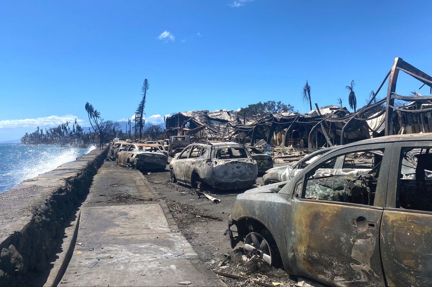 Carros queimados e edifícios destruídos após um incêndio florestal em Lahaina, oeste de Maui, Havaí, em 11 de agosto de 2023.