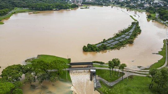Adotar cidades-esponja ao invés de barragens é solução para conter enchentes, diz criador do conceito