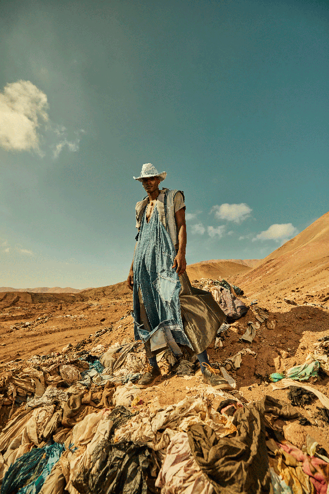 Ação Transforma Lixão De Roupas No Deserto Do Atacama Em Passarela Com Desfile Ecológico