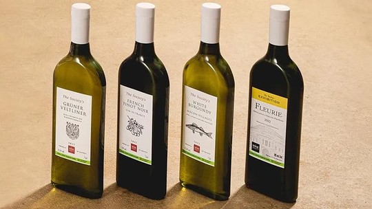 Cooperativa britânica lança vinhos em garrafas de plástico reciclado