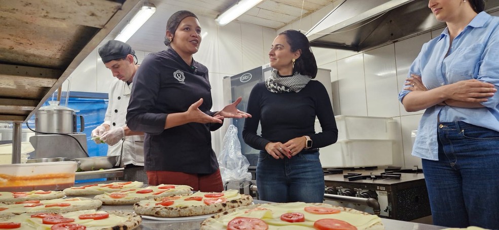 Molhos usados na produção de pizzas — Foto: Ívina Garcia/Um Só Planeta