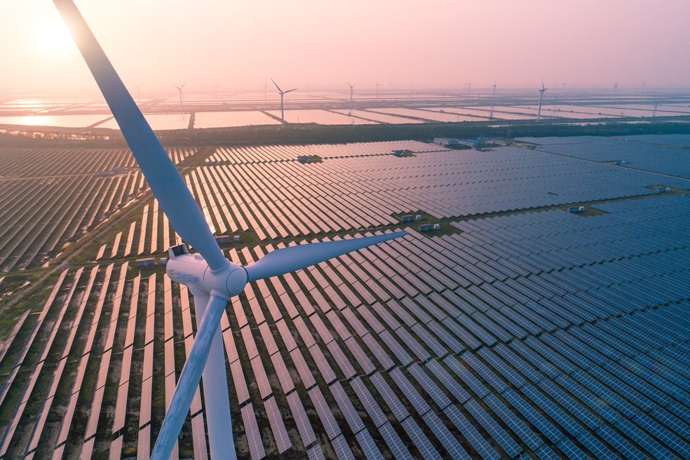 Energias eólica e solar estão entre os setores que levam investimentos em energia limpa à casa dos trilhões — Foto: GettyImagem