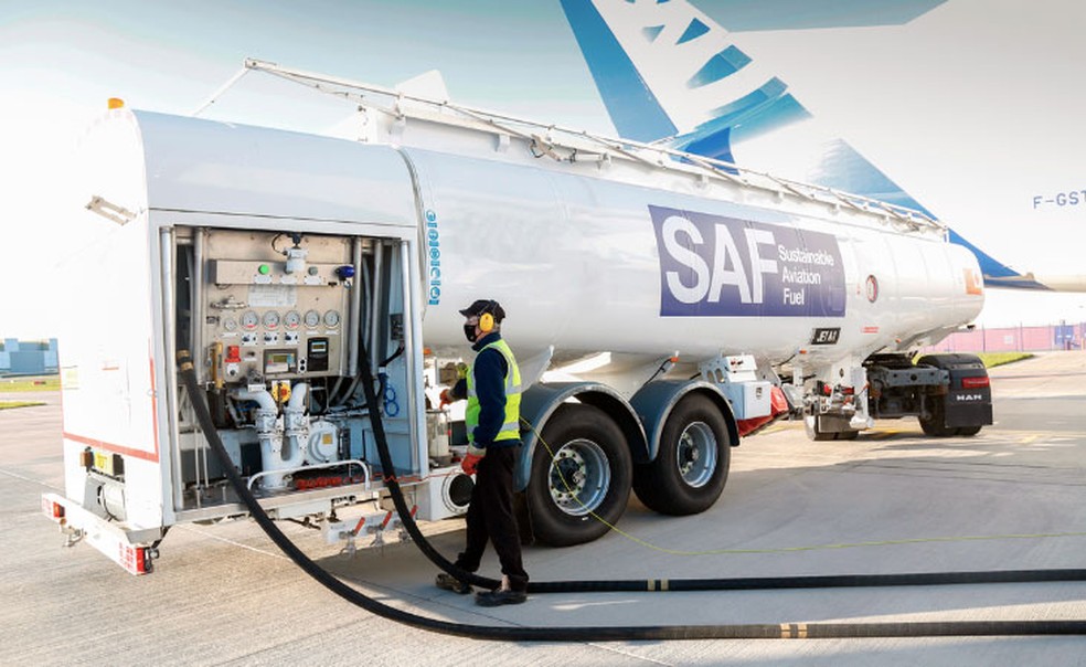 Aeronave da fabricante europeia Airbus é abastecida com o biocombustível de aviação Airbus. — Foto: Jane Widdowson / Beetroot