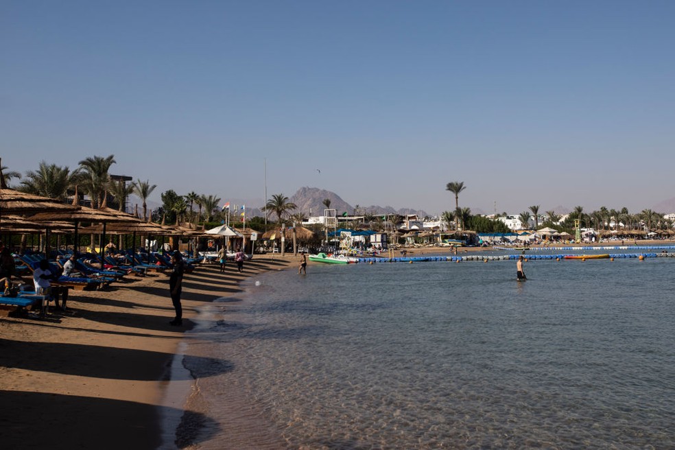 Uma visão geral de uma praia na Baía de Naama, no resort do Mar Vermelho de Sharm El-Sheikh, cidade anfitriã da COP27 — Foto: Getty Images
