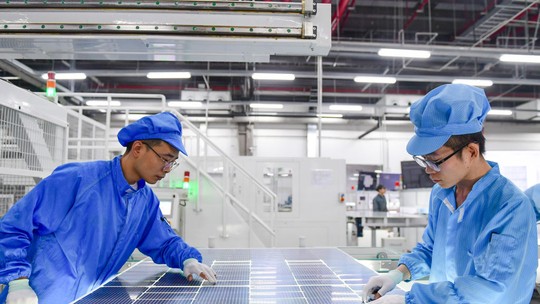 EUA anunciam aumento de tarifas de importação sobre carros elétricos, baterias e painéis solares chineses