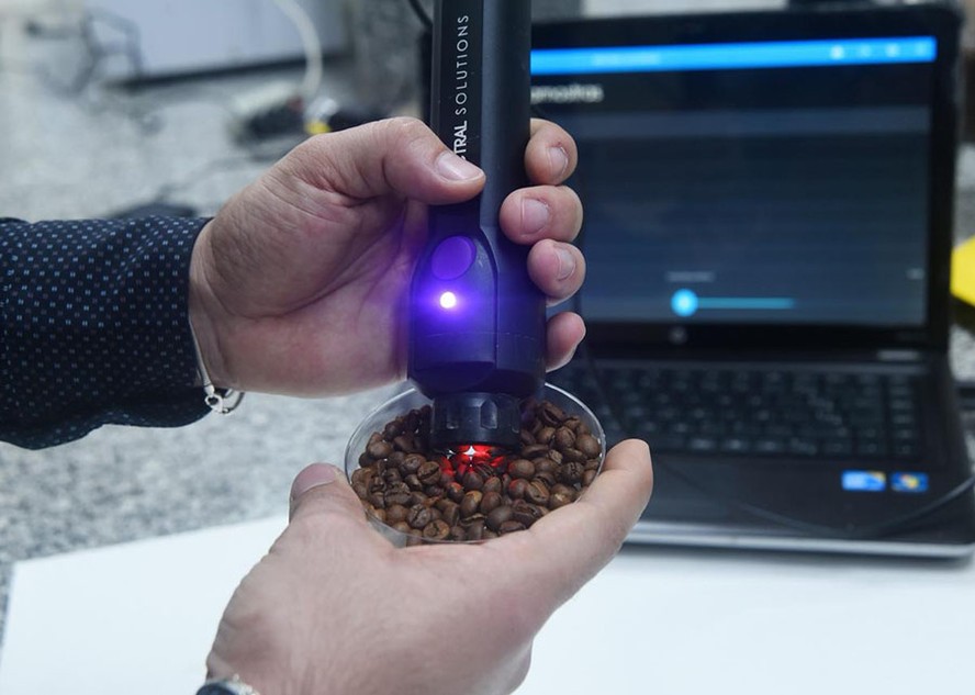 Análise dos grãos de café na versão portátil do equipamento de infravermelho próximo (NIR)