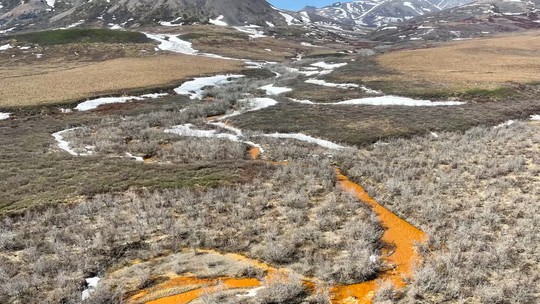 Aquecimento global derrete gelo, que libera metais e faz rios do Alasca ficarem laranja