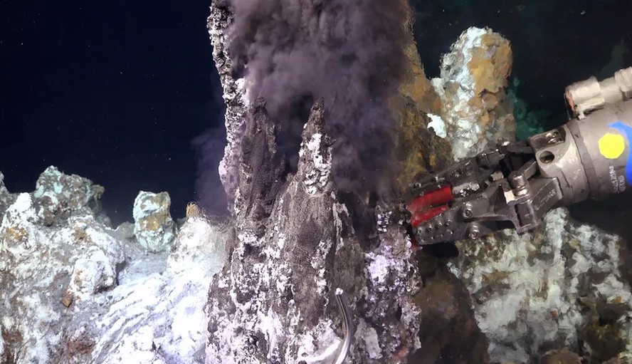 O robô ROV SuBastian colhe uma amostra geológica perto de Tica Vent no East Pacific Rise a 2,5 mil metros de profundidade