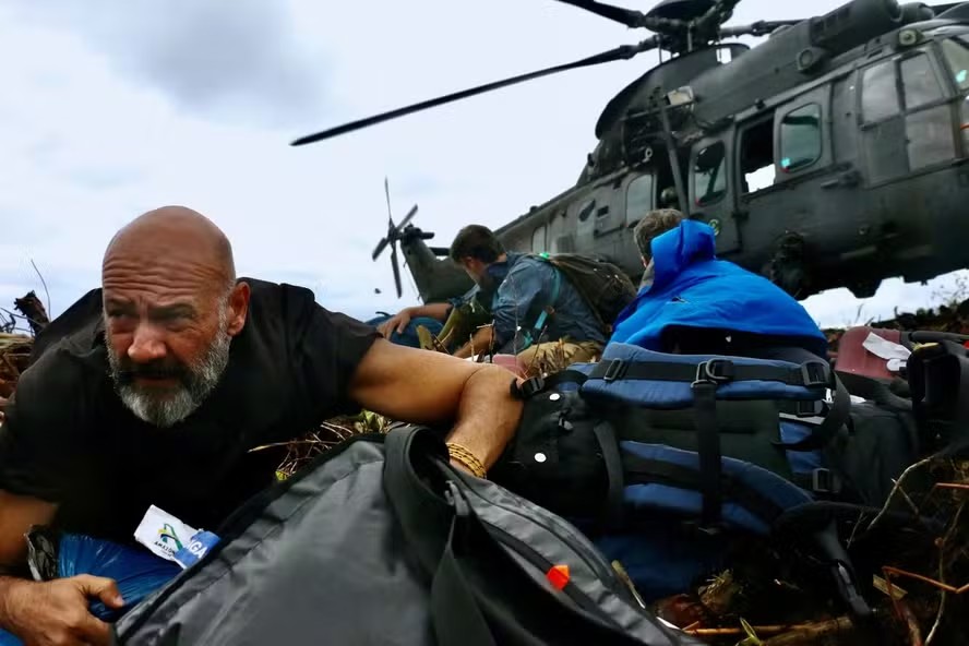 Grupo de cientistas descem de helicóptero em expedição científica à Amazônia.