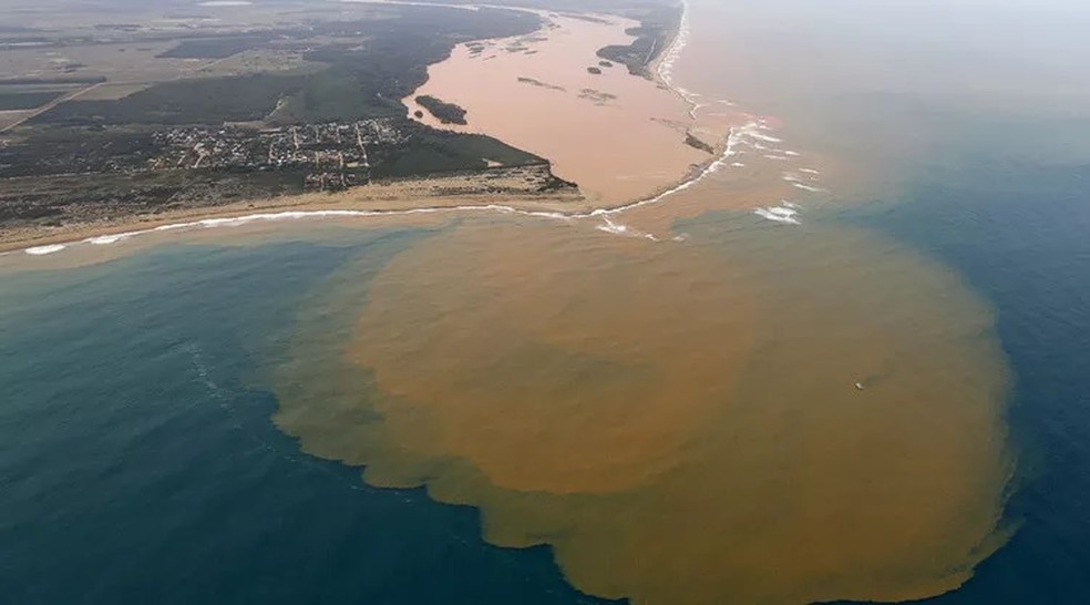 Foz do rio Doce no Oceano Atlântico, poluída por rejeitos após rompimento de barragem — Foto: Wikimedia Commons