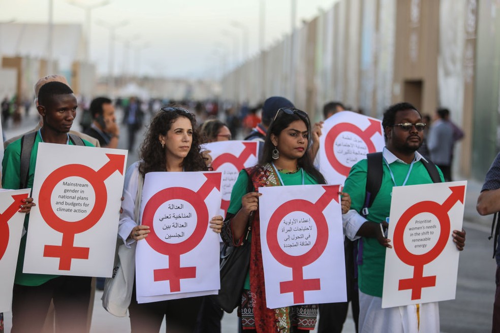 Na COP27, ativistas fazem protesto afirmando que a pauta da justiça climática passa obrigatoriamente pela justiça de gênero — Foto: Getty Images