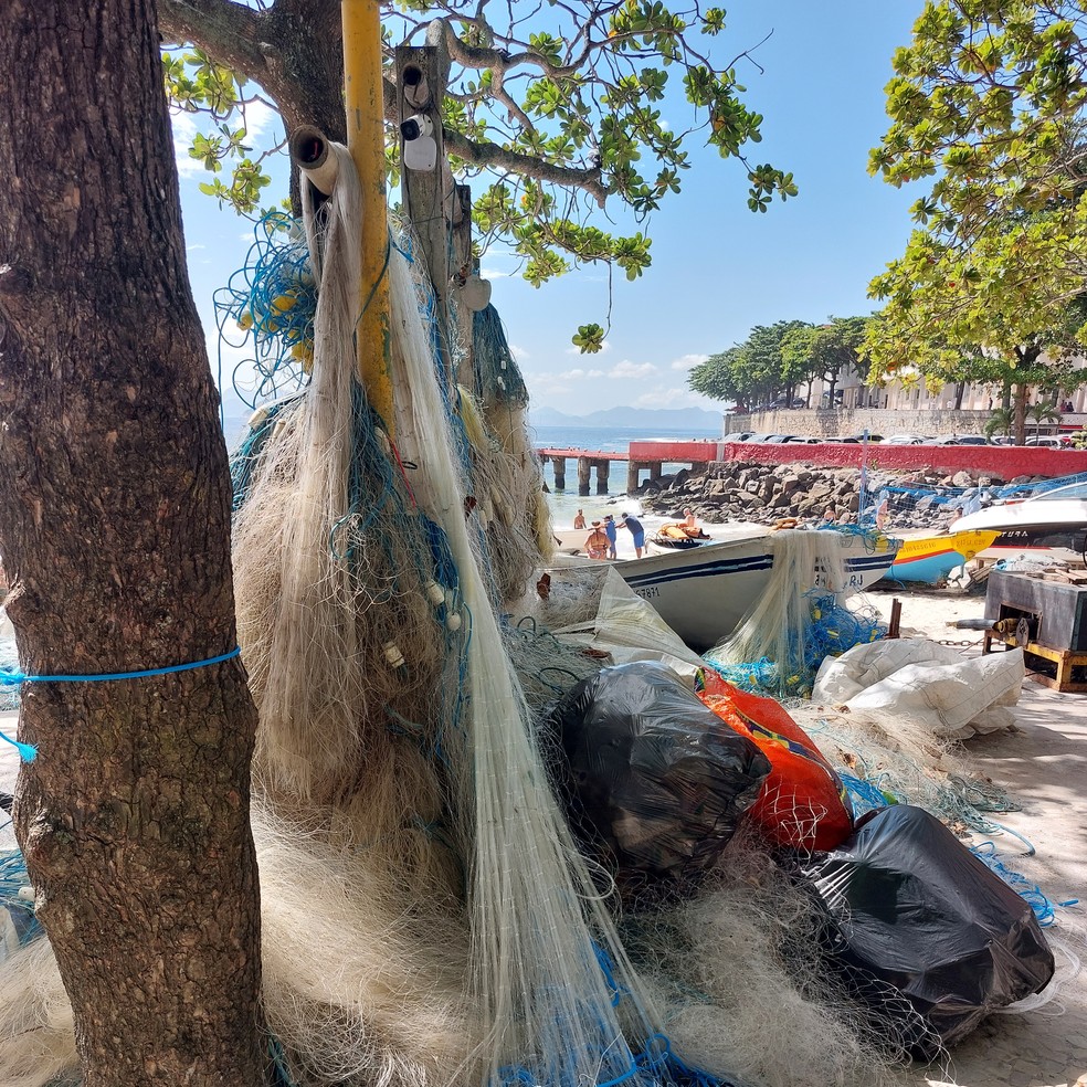 Redes e sacos de lixo na colônia Z13 — Foto: Bloom Ocean