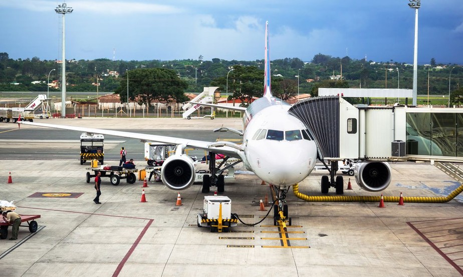 Avião é abastecido no aeroporto de Brasília. Abastecimento de aviões