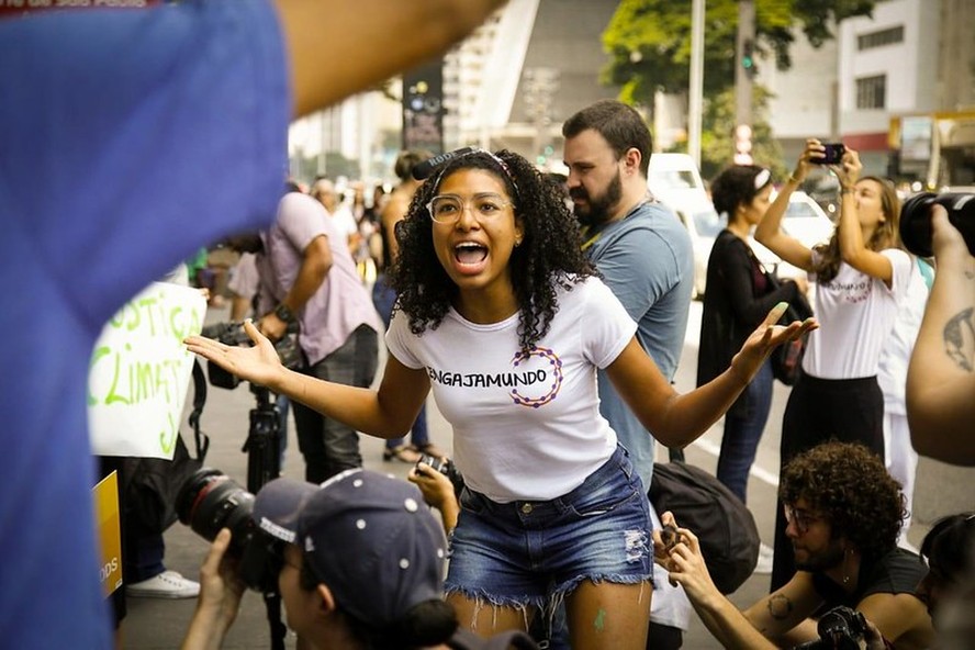 Amanda Costa, jovem embaixadora da ONU, e que atua como mobilizadora de redes do Youth Climate Leaders, em greve pela crise climática