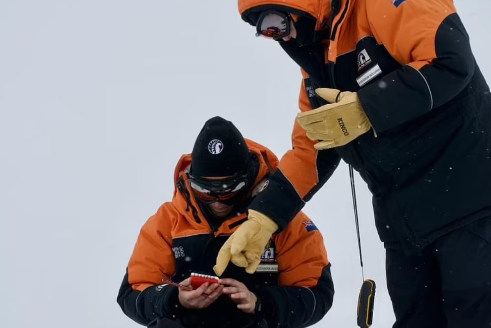 A doutoranda Alex Aves em ação durante sua pesquisa na Antártida — Foto: Bella Zeldis