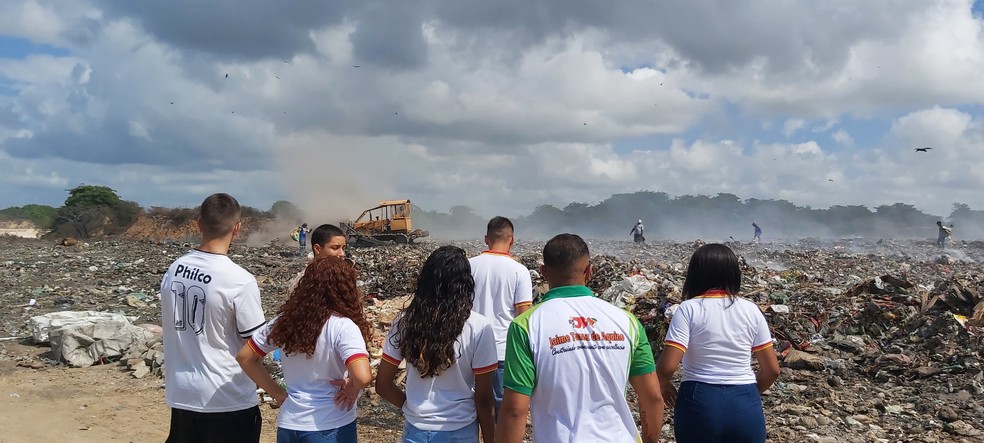 Alunos da escola aprendem sobre graves problemas ambientais, como o descarte irregular de resíduos em lixões.  — Foto: Divulgação