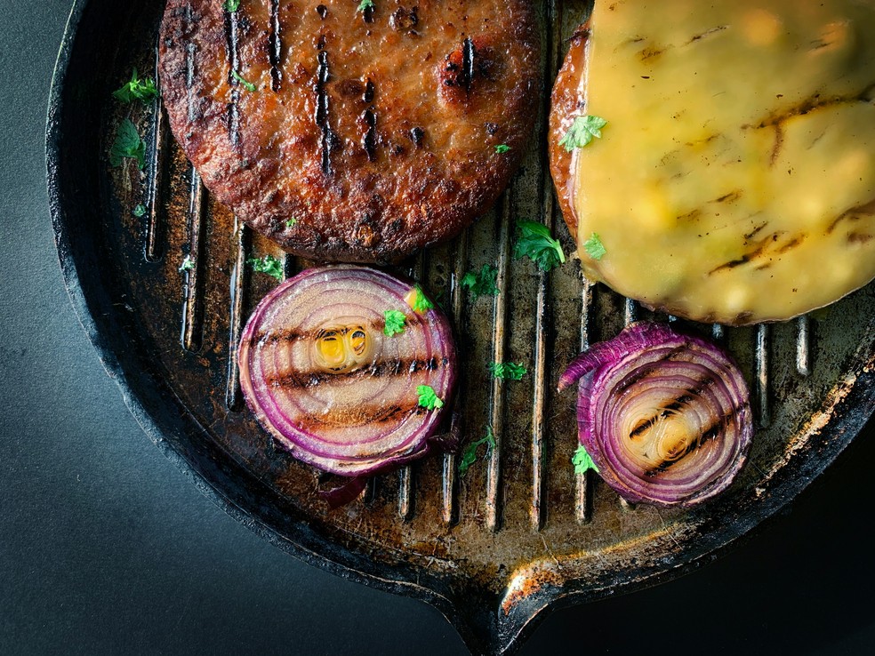 Diversos supermercados, restaurantes e lojas especializadas oferecem hamburgueres de proteína vegetal — Foto: Unsplash