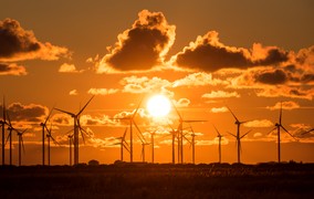 Energias renováveis devem triplicar nos próximos 6 anos para atingir zero emissões líquidas até 2050, diz relatório