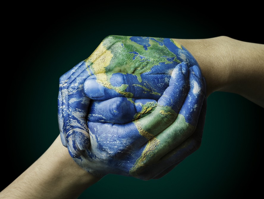 Mãos dadas formam imagem do planeta terra, união pelo clima