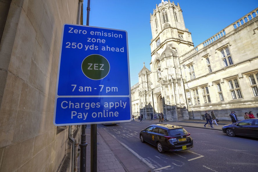 Placa com esquema piloto da Zona de Emissão Zero, em Oxford, que traz um novo conjunto de cobranças para muitos carros a gasolina, diesel e híbridos.