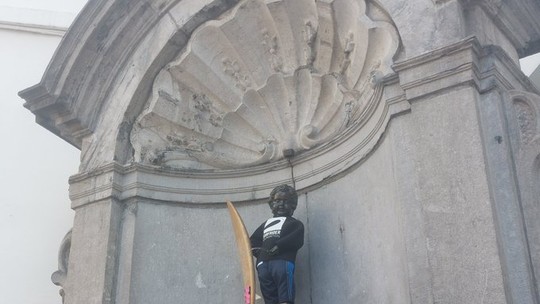 Dia Mundial dos Oceanos: principal símbolo da Bélgica, estátua de menino fazendo xixi amanhece vestida de "surfista"