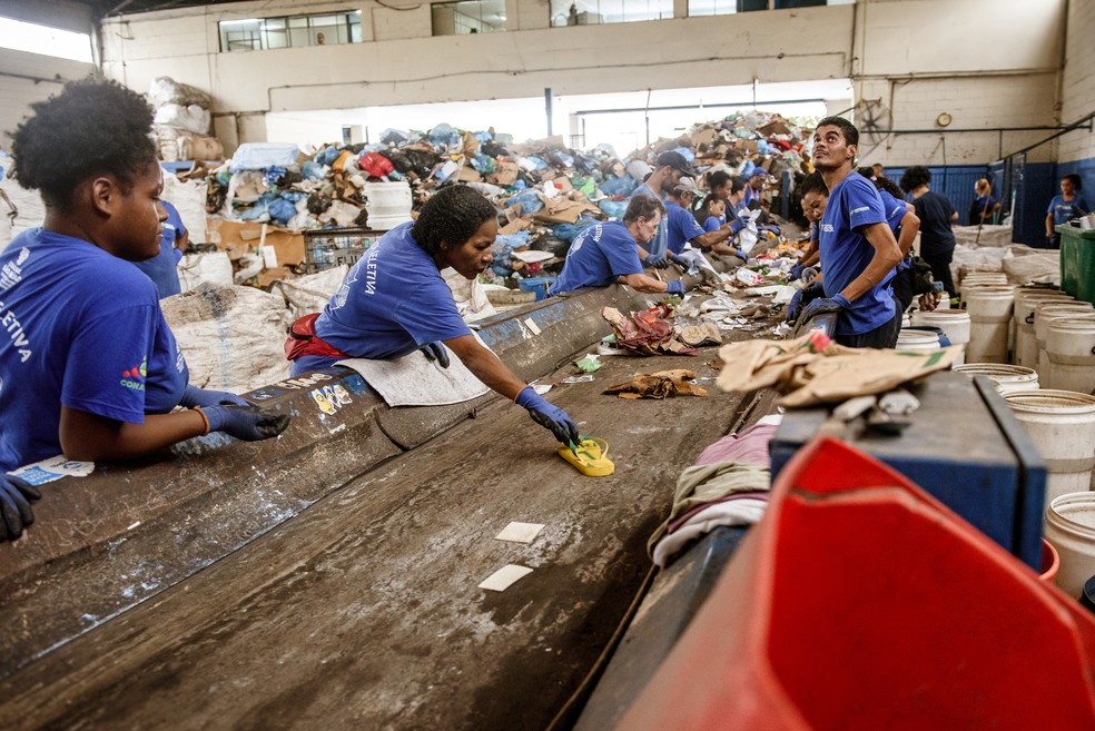 Catadores realizam a triagem de resíduos em cooperativa parceira do programa Havaianas reCICLO. — Foto: Julien Pereira/Divulgação Havaianas