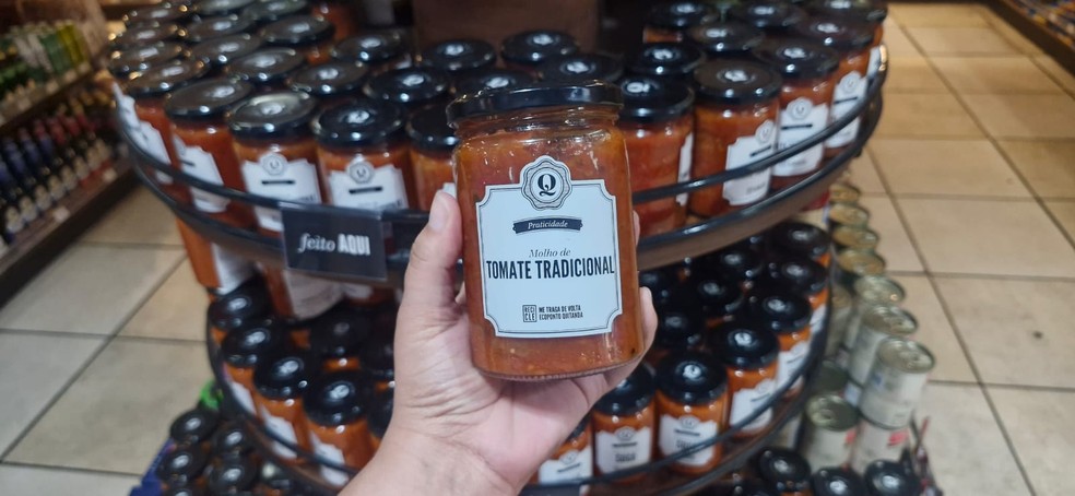 Linha de molhos feita a partir de tomates que seriam descartados — Foto: Ívina Garcia/Um Só Planeta
