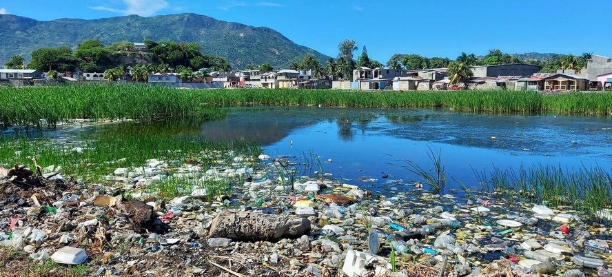 A poluição plástica causa danos ao meio ambiente no Haiti.