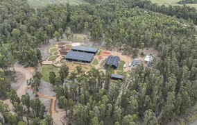 Esqueça os corredores: esta escola transforma a natureza em sala de aula