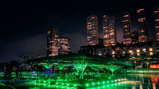 Em parceria com a SOS Mata Atlântica, Heineken inaugura bar flutuante no rio Pinheiros em São Paulo 