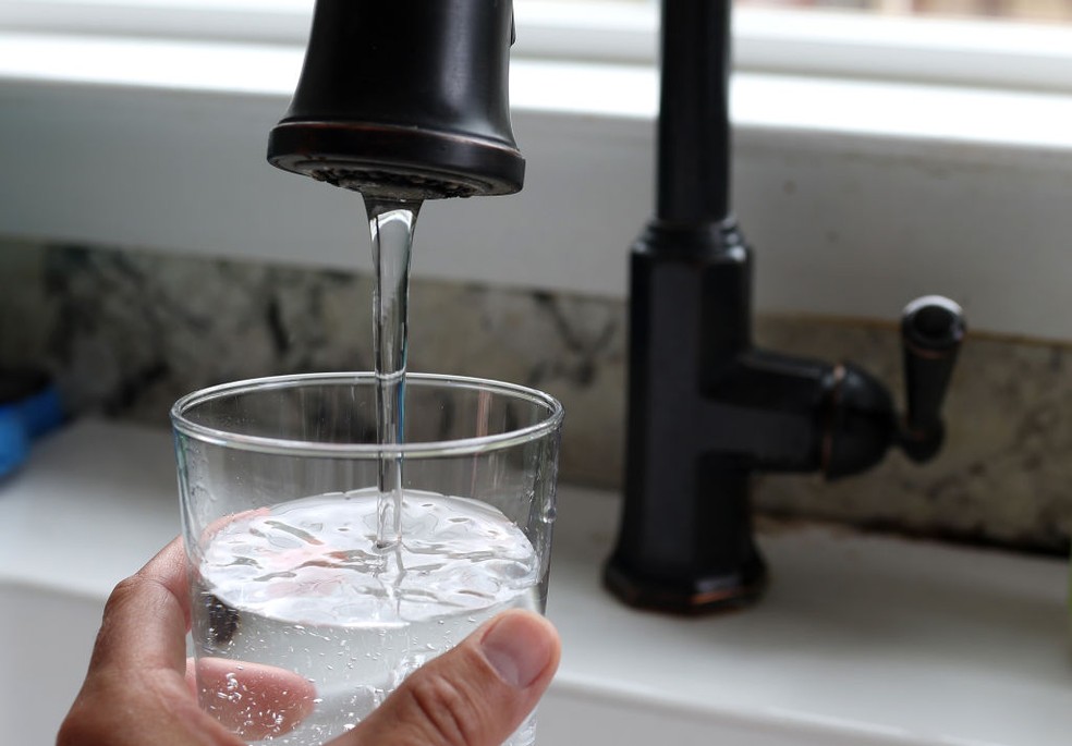 Beber água é atitude básica, mas fundamental para amenizar os efeitos do calor — Foto: Justin Sullivan/Getty Images