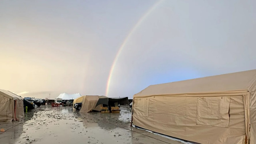 Foto tirada por um dos participantes mostra a lama após as chuvas no festival Burning Man