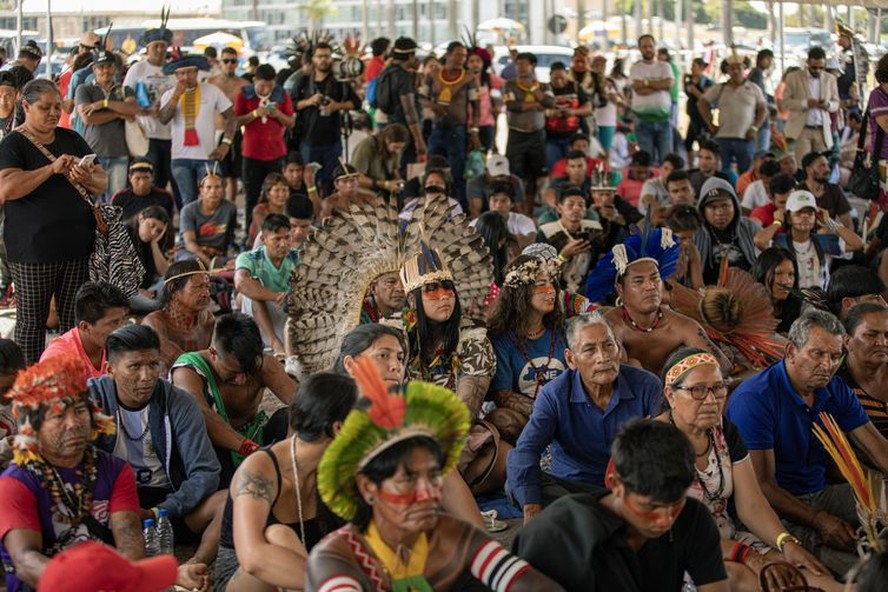 Indígenas se reúnem contra marco temporal na Praça dos Três Poderes.