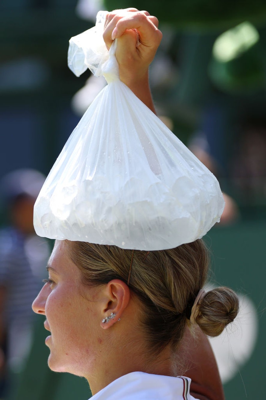 Marta Kostyuk, da Ucrânia, usou um saco de gelo para se refrescar na segunda rodada do individual feminino em Wimbledon