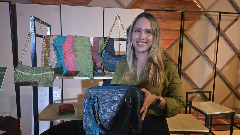 Bruna exibe bolsa produzida com pele de peixe — Foto: Nilson Cortinhas